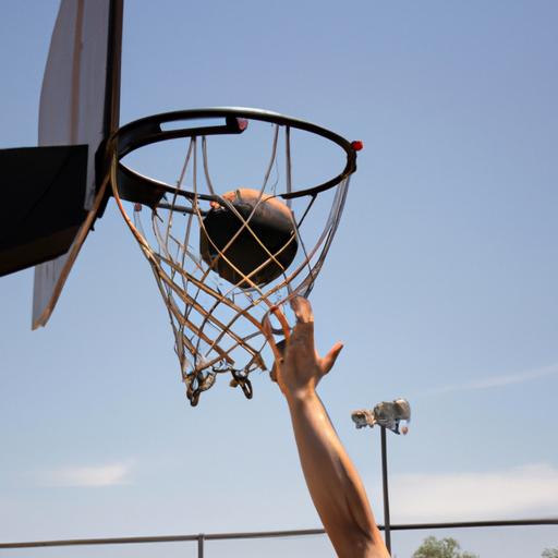 Một người đang tập luyện thực hiện dunk bóng rổ trên sân.
