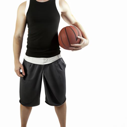 Người đang mặc áo thun trắng và quần đen cầm bóng rổ và nhìn tập trung trước trận đấu.