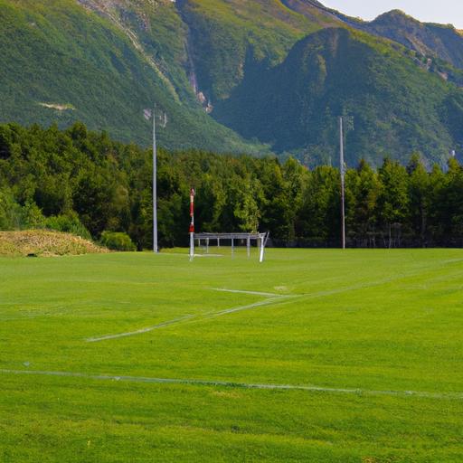 Sân bóng đá bao quanh bởi những ngọn núi và cây xanh mát