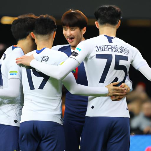 Son Heung-min và đồng đội ăn mừng sau khi anh ghi được cú đúp tại Ngoại hạng Anh